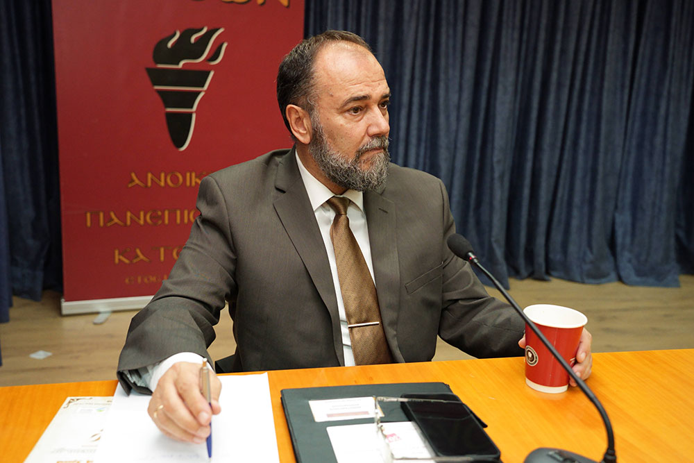 Μια ακόμη εκδήλωση ολοκληρώθηκε με επιτυχία την Δευτέρα 06-11-2023 στη Σχολή Γονέων – Ανοικτό Πανεπιστήμιο Κατερίνης στο Συνεδριακό Κέντρο Κατερίνης με επίσημο ομιλητή και καλεσμένο τον καθηγητή – συγγραφέα Θοδωρή Σπηλιώτη ο οποίος μας παρουσίασε την εκπληκτική αλλαγή στη ζωή του ενός «Golden boy» της εποχής του, που τα είχε όλα και τα άφησε όλα για να μονάσει στο Άγιον Όρος! Το θέμα της εκδήλωσης ήταν: «Από το Μανχάταν στο Άγιον Όρος».