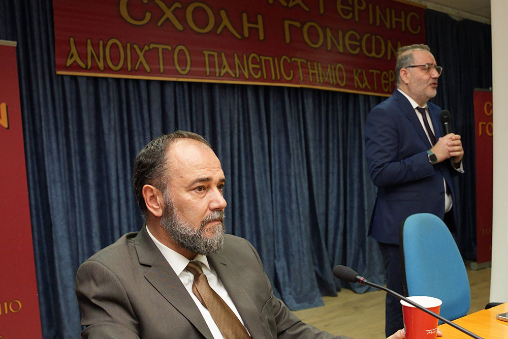 Μια ακόμη εκδήλωση ολοκληρώθηκε με επιτυχία την Δευτέρα 06-11-2023 στη Σχολή Γονέων – Ανοικτό Πανεπιστήμιο Κατερίνης στο Συνεδριακό Κέντρο Κατερίνης με επίσημο ομιλητή και καλεσμένο τον καθηγητή – συγγραφέα Θοδωρή Σπηλιώτη ο οποίος μας παρουσίασε την εκπληκτική αλλαγή στη ζωή του ενός «Golden boy» της εποχής του, που τα είχε όλα και τα άφησε όλα για να μονάσει στο Άγιον Όρος! Το θέμα της εκδήλωσης ήταν: «Από το Μανχάταν στο Άγιον Όρος».