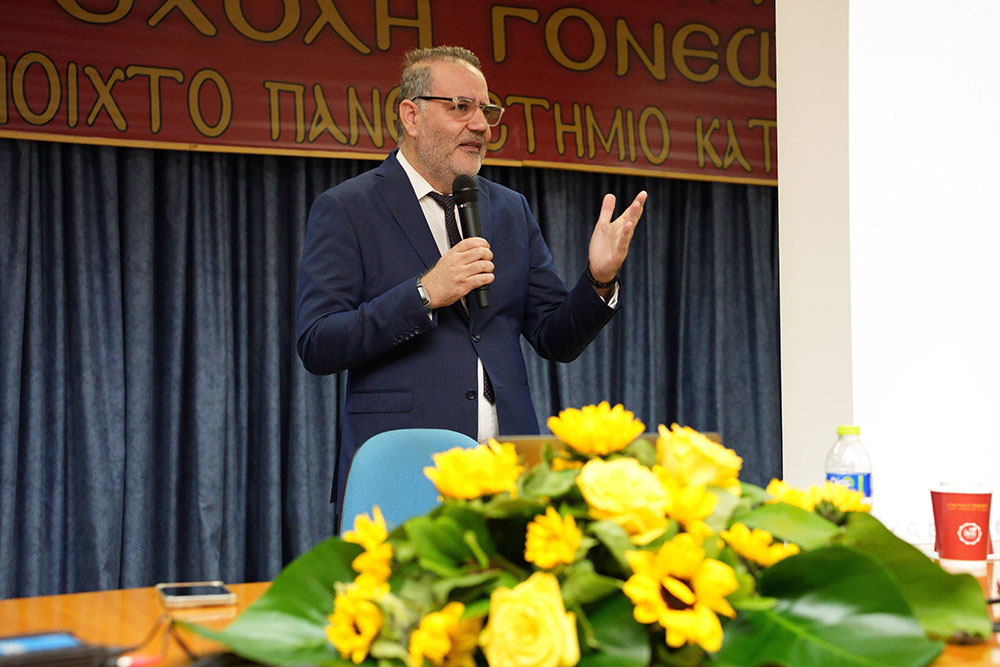 Μια ακόμη εκδήλωση ολοκληρώθηκε με επιτυχία την Δευτέρα 06-11-2023 στη Σχολή Γονέων – Ανοικτό Πανεπιστήμιο Κατερίνης στο Συνεδριακό Κέντρο Κατερίνης με επίσημο ομιλητή και καλεσμένο τον καθηγητή – συγγραφέα Θοδωρή Σπηλιώτη ο οποίος μας παρουσίασε την εκπληκτική αλλαγή στη ζωή του ενός «Golden boy» της εποχής του, που τα είχε όλα και τα άφησε όλα για να μονάσει στο Άγιον Όρος! Το θέμα της εκδήλωσης ήταν: «Από το Μανχάταν στο Άγιον Όρος».