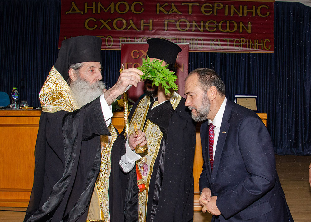 Με τον Σεβασμιώτατο Μητροπολίτη Πειραιώς π. Σεραφείμ ξεκίνησε το φετινό ταξίδι της για 36η χρονιά η Σχολή Γονέων – Ανοικτό Πανεπιστήμιο Κατερίνης την Δευτέρα 14 Οκτωβρίου 2024 στο Συνεδριακό Κέντρο Κατερίνης. Το θέμα της εκδήλωσης ήταν: «Το απόλυτο υπαρξιακόν ερώτημα: Υπάρχει Θεός; Ποιος είναι;» Η εκδήλωση έγινε σε Συνδιοργάνωση με την Ι.Μ. Κίτρους Κατερίνης & Πλαταμώνος.