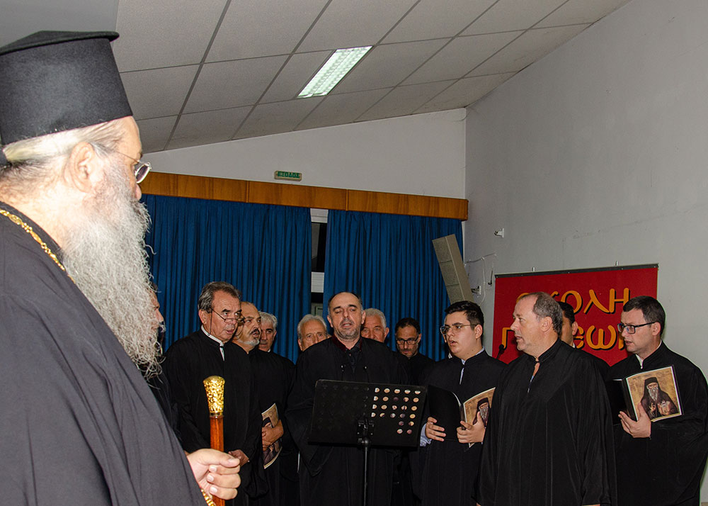 Με τον Σεβασμιώτατο Μητροπολίτη Πειραιώς π. Σεραφείμ ξεκίνησε το φετινό ταξίδι της για 36η χρονιά η Σχολή Γονέων – Ανοικτό Πανεπιστήμιο Κατερίνης την Δευτέρα 14 Οκτωβρίου 2024 στο Συνεδριακό Κέντρο Κατερίνης. Το θέμα της εκδήλωσης ήταν: «Το απόλυτο υπαρξιακόν ερώτημα: Υπάρχει Θεός; Ποιος είναι;» Η εκδήλωση έγινε σε Συνδιοργάνωση με την Ι.Μ. Κίτρους Κατερίνης & Πλαταμώνος.