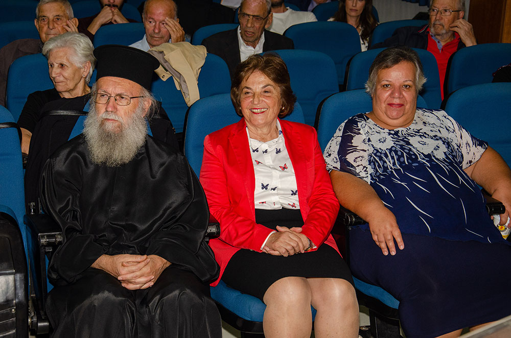 Με τον Σεβασμιώτατο Μητροπολίτη Πειραιώς π. Σεραφείμ ξεκίνησε το φετινό ταξίδι της για 36η χρονιά η Σχολή Γονέων – Ανοικτό Πανεπιστήμιο Κατερίνης την Δευτέρα 14 Οκτωβρίου 2024 στο Συνεδριακό Κέντρο Κατερίνης. Το θέμα της εκδήλωσης ήταν: «Το απόλυτο υπαρξιακόν ερώτημα: Υπάρχει Θεός; Ποιος είναι;» Η εκδήλωση έγινε σε Συνδιοργάνωση με την Ι.Μ. Κίτρους Κατερίνης & Πλαταμώνος.