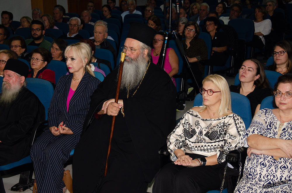 Με τον Σεβασμιώτατο Μητροπολίτη Πειραιώς π. Σεραφείμ ξεκίνησε το φετινό ταξίδι της για 36η χρονιά η Σχολή Γονέων – Ανοικτό Πανεπιστήμιο Κατερίνης την Δευτέρα 14 Οκτωβρίου 2024 στο Συνεδριακό Κέντρο Κατερίνης. Το θέμα της εκδήλωσης ήταν: «Το απόλυτο υπαρξιακόν ερώτημα: Υπάρχει Θεός; Ποιος είναι;» Η εκδήλωση έγινε σε Συνδιοργάνωση με την Ι.Μ. Κίτρους Κατερίνης & Πλαταμώνος.