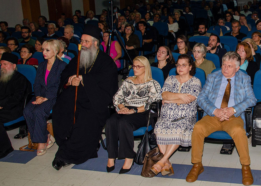 Με τον Σεβασμιώτατο Μητροπολίτη Πειραιώς π. Σεραφείμ ξεκίνησε το φετινό ταξίδι της για 36η χρονιά η Σχολή Γονέων – Ανοικτό Πανεπιστήμιο Κατερίνης την Δευτέρα 14 Οκτωβρίου 2024 στο Συνεδριακό Κέντρο Κατερίνης. Το θέμα της εκδήλωσης ήταν: «Το απόλυτο υπαρξιακόν ερώτημα: Υπάρχει Θεός; Ποιος είναι;» Η εκδήλωση έγινε σε Συνδιοργάνωση με την Ι.Μ. Κίτρους Κατερίνης & Πλαταμώνος.