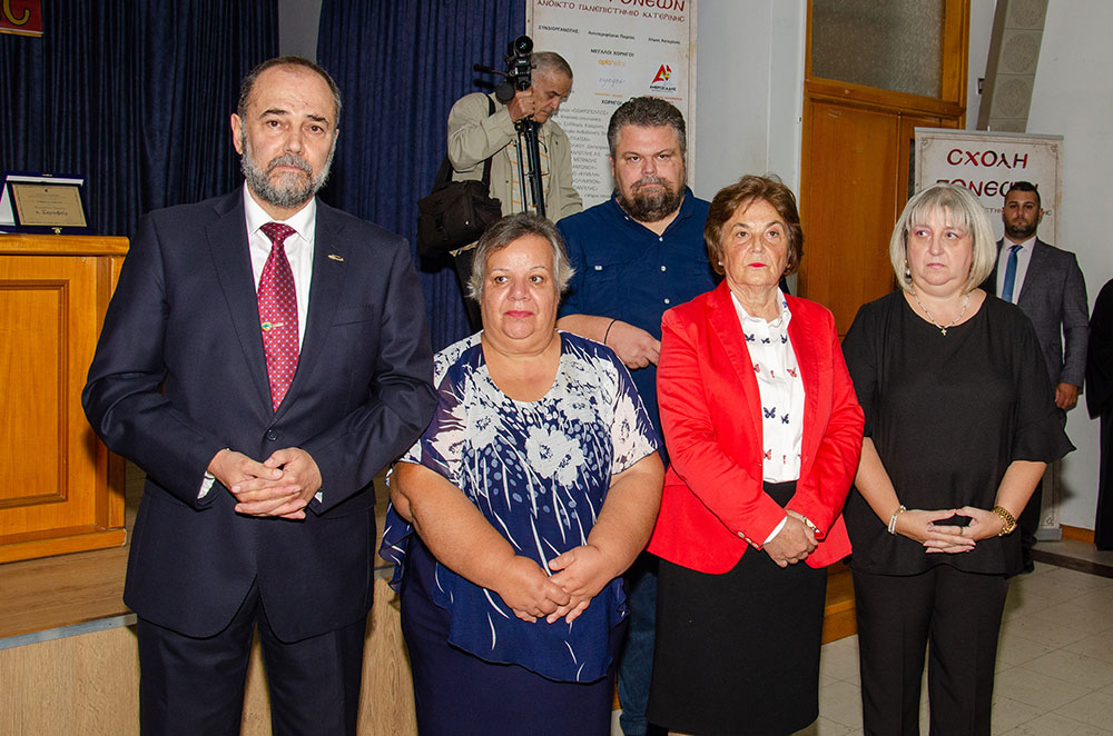 Με τον Σεβασμιώτατο Μητροπολίτη Πειραιώς π. Σεραφείμ ξεκίνησε το φετινό ταξίδι της για 36η χρονιά η Σχολή Γονέων – Ανοικτό Πανεπιστήμιο Κατερίνης την Δευτέρα 14 Οκτωβρίου 2024 στο Συνεδριακό Κέντρο Κατερίνης. Το θέμα της εκδήλωσης ήταν: «Το απόλυτο υπαρξιακόν ερώτημα: Υπάρχει Θεός; Ποιος είναι;» Η εκδήλωση έγινε σε Συνδιοργάνωση με την Ι.Μ. Κίτρους Κατερίνης & Πλαταμώνος.