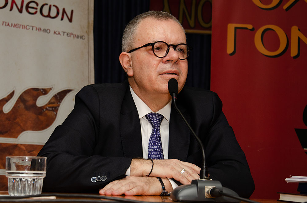 Μια εξαιρετική και γεμάτη νοήματα διάλεξη έδωσε την Δευτέρα 17 Φεβρουαρίου ο γνωστός δημοσιογράφος, Νομικός και Εκδότης της παλαιότερης εφημερίδας της χώρας μας της ΕΣΤΙΑΣ (η οποία το 2026 συμπληρώνει 150 χρόνια ζωής) κ. Μανώλης Κοττάκης στην Σχολή Γονέων – Ανοικτό Πανεπιστήμιο Κατερίνης με θέμα: «Η Ευρώπη σαπίζει…». Η εκδήλωση έγινε σε Συνδιοργάνωση με το Επιμελητήριο Πιερίας.