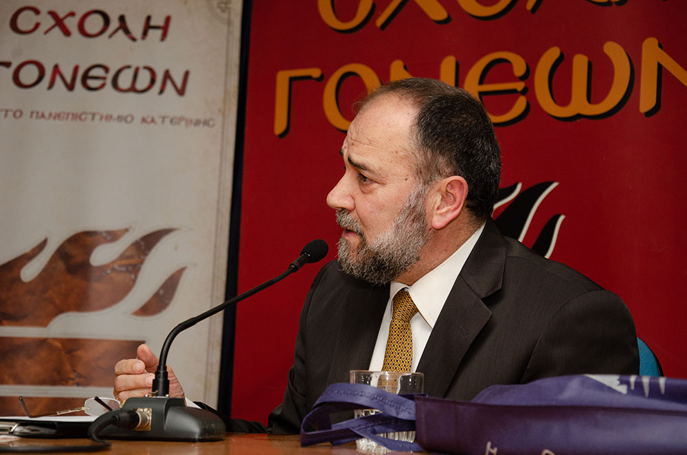 Μια εξαιρετική και γεμάτη νοήματα διάλεξη έδωσε την Δευτέρα 17 Φεβρουαρίου ο γνωστός δημοσιογράφος, Νομικός και Εκδότης της παλαιότερης εφημερίδας της χώρας μας της ΕΣΤΙΑΣ (η οποία το 2026 συμπληρώνει 150 χρόνια ζωής) κ. Μανώλης Κοττάκης στην Σχολή Γονέων – Ανοικτό Πανεπιστήμιο Κατερίνης με θέμα: «Η Ευρώπη σαπίζει…». Η εκδήλωση έγινε σε Συνδιοργάνωση με το Επιμελητήριο Πιερίας.