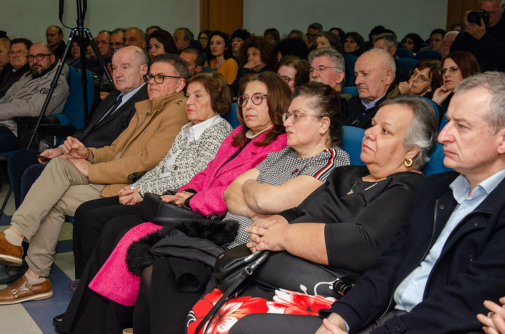 Μια εξαιρετική και γεμάτη νοήματα διάλεξη έδωσε την Δευτέρα 17 Φεβρουαρίου ο γνωστός δημοσιογράφος, Νομικός και Εκδότης της παλαιότερης εφημερίδας της χώρας μας της ΕΣΤΙΑΣ (η οποία το 2026 συμπληρώνει 150 χρόνια ζωής) κ. Μανώλης Κοττάκης στην Σχολή Γονέων – Ανοικτό Πανεπιστήμιο Κατερίνης με θέμα: «Η Ευρώπη σαπίζει…». Η εκδήλωση έγινε σε Συνδιοργάνωση με το Επιμελητήριο Πιερίας.