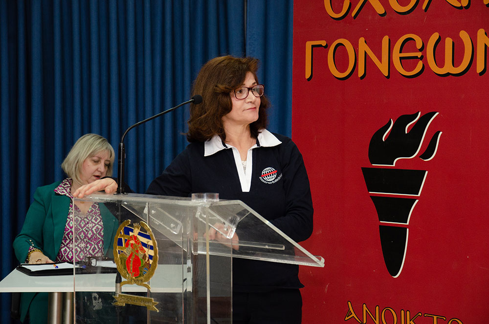 Μια εξαιρετική και γεμάτη νοήματα διάλεξη έδωσε την Δευτέρα 17 Φεβρουαρίου ο γνωστός δημοσιογράφος, Νομικός και Εκδότης της παλαιότερης εφημερίδας της χώρας μας της ΕΣΤΙΑΣ (η οποία το 2026 συμπληρώνει 150 χρόνια ζωής) κ. Μανώλης Κοττάκης στην Σχολή Γονέων – Ανοικτό Πανεπιστήμιο Κατερίνης με θέμα: «Η Ευρώπη σαπίζει…». Η εκδήλωση έγινε σε Συνδιοργάνωση με το Επιμελητήριο Πιερίας.