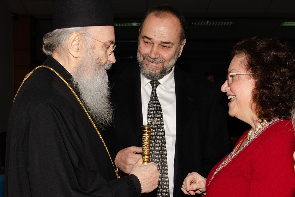 Την Δευτέρα 20 του μηνός Ιανουαρίου έγινε η πρώτη ομιλία για το έτος 2025 με ομιλητή τον Μητροπολίτη Ναύπακτου & Αγίου Βλασίου κκ Ιερόθεο. Ο σεπτός Μητροπολίτης με πλούσιο συγγραφικό έργο, 130 βιβλία, από τα οποία 118 μεταφράστηκαν σε ξένες γλώσσες, Βιβλία που έγιναν αντικείμενο διατριβών καθήλωσε το ακροατήριο της Σχολής με τον γλυκό λόγο και την ταπείνωση που εξέπεμπε. Θέμα της ομιλίας του «Κονίτσης Σεβαστιανός. Ένας Άγιος Επίσκοπος». Ήταν μια κατάθεση ψυχής του πνευματικού υιού π. Ιεροθέου προς τον πνευματικό του πατέρα κυρό Σεβαστιανό η οποία γοήτευσε το κοινό. Ήταν μια ξενάγηση στον έσω άνθρωπο του π. Σεβαστιανού μέσα από τις Επιστολές του.
