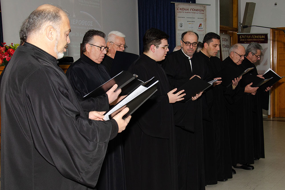 Την Δευτέρα 20 του μηνός Ιανουαρίου έγινε η πρώτη ομιλία για το έτος 2025 με ομιλητή τον Μητροπολίτη Ναύπακτου & Αγίου Βλασίου κκ Ιερόθεο. Ο σεπτός Μητροπολίτης με πλούσιο συγγραφικό έργο, 130 βιβλία, από τα οποία 118 μεταφράστηκαν σε ξένες γλώσσες, Βιβλία που έγιναν αντικείμενο διατριβών καθήλωσε το ακροατήριο της Σχολής με τον γλυκό λόγο και την ταπείνωση που εξέπεμπε. Θέμα της ομιλίας του «Κονίτσης Σεβαστιανός. Ένας Άγιος Επίσκοπος». Ήταν μια κατάθεση ψυχής του πνευματικού υιού π. Ιεροθέου προς τον πνευματικό του πατέρα κυρό Σεβαστιανό η οποία γοήτευσε το κοινό. Ήταν μια ξενάγηση στον έσω άνθρωπο του π. Σεβαστιανού μέσα από τις Επιστολές του.