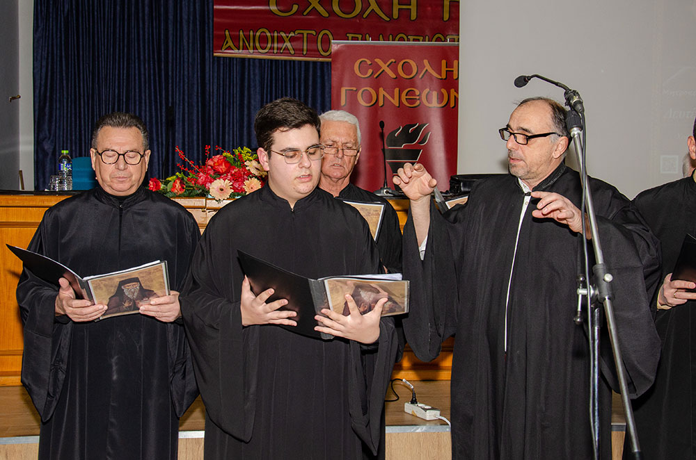 Την Δευτέρα 20 του μηνός Ιανουαρίου έγινε η πρώτη ομιλία για το έτος 2025 με ομιλητή τον Μητροπολίτη Ναύπακτου & Αγίου Βλασίου κκ Ιερόθεο. Ο σεπτός Μητροπολίτης με πλούσιο συγγραφικό έργο, 130 βιβλία, από τα οποία 118 μεταφράστηκαν σε ξένες γλώσσες, Βιβλία που έγιναν αντικείμενο διατριβών καθήλωσε το ακροατήριο της Σχολής με τον γλυκό λόγο και την ταπείνωση που εξέπεμπε. Θέμα της ομιλίας του «Κονίτσης Σεβαστιανός. Ένας Άγιος Επίσκοπος». Ήταν μια κατάθεση ψυχής του πνευματικού υιού π. Ιεροθέου προς τον πνευματικό του πατέρα κυρό Σεβαστιανό η οποία γοήτευσε το κοινό. Ήταν μια ξενάγηση στον έσω άνθρωπο του π. Σεβαστιανού μέσα από τις Επιστολές του.