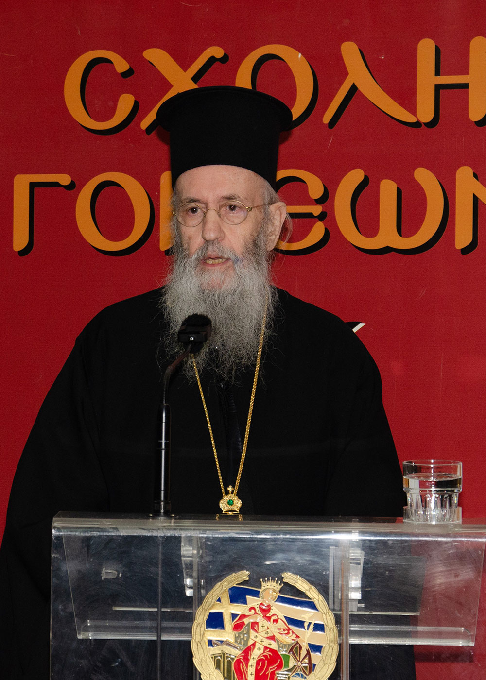 Την Δευτέρα 20 του μηνός Ιανουαρίου έγινε η πρώτη ομιλία για το έτος 2025 με ομιλητή τον Μητροπολίτη Ναύπακτου & Αγίου Βλασίου κκ Ιερόθεο. Ο σεπτός Μητροπολίτης με πλούσιο συγγραφικό έργο, 130 βιβλία, από τα οποία 118 μεταφράστηκαν σε ξένες γλώσσες, Βιβλία που έγιναν αντικείμενο διατριβών καθήλωσε το ακροατήριο της Σχολής με τον γλυκό λόγο και την ταπείνωση που εξέπεμπε. Θέμα της ομιλίας του «Κονίτσης Σεβαστιανός. Ένας Άγιος Επίσκοπος». Ήταν μια κατάθεση ψυχής του πνευματικού υιού π. Ιεροθέου προς τον πνευματικό του πατέρα κυρό Σεβαστιανό η οποία γοήτευσε το κοινό. Ήταν μια ξενάγηση στον έσω άνθρωπο του π. Σεβαστιανού μέσα από τις Επιστολές του.
