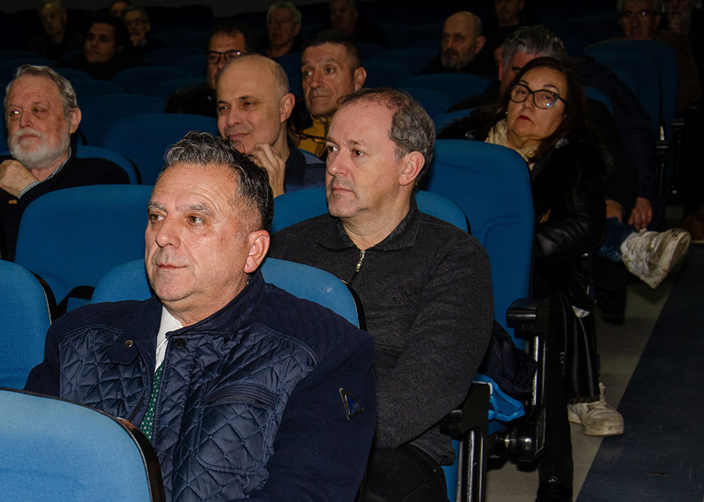 Την Δευτέρα 20 του μηνός Ιανουαρίου έγινε η πρώτη ομιλία για το έτος 2025 με ομιλητή τον Μητροπολίτη Ναύπακτου & Αγίου Βλασίου κκ Ιερόθεο. Ο σεπτός Μητροπολίτης με πλούσιο συγγραφικό έργο, 130 βιβλία, από τα οποία 118 μεταφράστηκαν σε ξένες γλώσσες, Βιβλία που έγιναν αντικείμενο διατριβών καθήλωσε το ακροατήριο της Σχολής με τον γλυκό λόγο και την ταπείνωση που εξέπεμπε. Θέμα της ομιλίας του «Κονίτσης Σεβαστιανός. Ένας Άγιος Επίσκοπος». Ήταν μια κατάθεση ψυχής του πνευματικού υιού π. Ιεροθέου προς τον πνευματικό του πατέρα κυρό Σεβαστιανό η οποία γοήτευσε το κοινό. Ήταν μια ξενάγηση στον έσω άνθρωπο του π. Σεβαστιανού μέσα από τις Επιστολές του.
