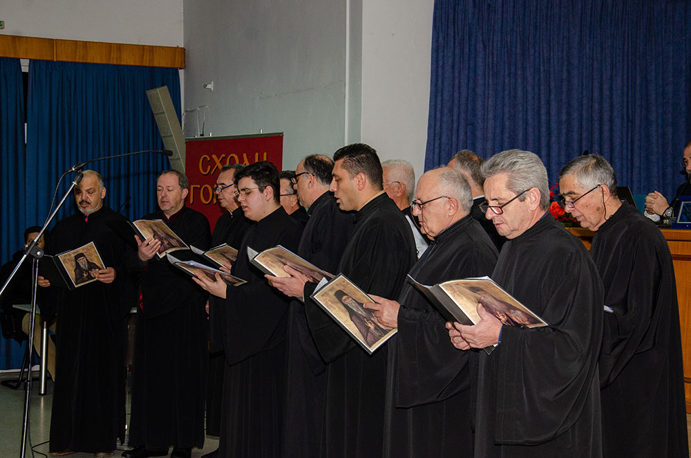 Την Δευτέρα 20 του μηνός Ιανουαρίου έγινε η πρώτη ομιλία για το έτος 2025 με ομιλητή τον Μητροπολίτη Ναύπακτου & Αγίου Βλασίου κκ Ιερόθεο. Ο σεπτός Μητροπολίτης με πλούσιο συγγραφικό έργο, 130 βιβλία, από τα οποία 118 μεταφράστηκαν σε ξένες γλώσσες, Βιβλία που έγιναν αντικείμενο διατριβών καθήλωσε το ακροατήριο της Σχολής με τον γλυκό λόγο και την ταπείνωση που εξέπεμπε. Θέμα της ομιλίας του «Κονίτσης Σεβαστιανός. Ένας Άγιος Επίσκοπος». Ήταν μια κατάθεση ψυχής του πνευματικού υιού π. Ιεροθέου προς τον πνευματικό του πατέρα κυρό Σεβαστιανό η οποία γοήτευσε το κοινό. Ήταν μια ξενάγηση στον έσω άνθρωπο του π. Σεβαστιανού μέσα από τις Επιστολές του.