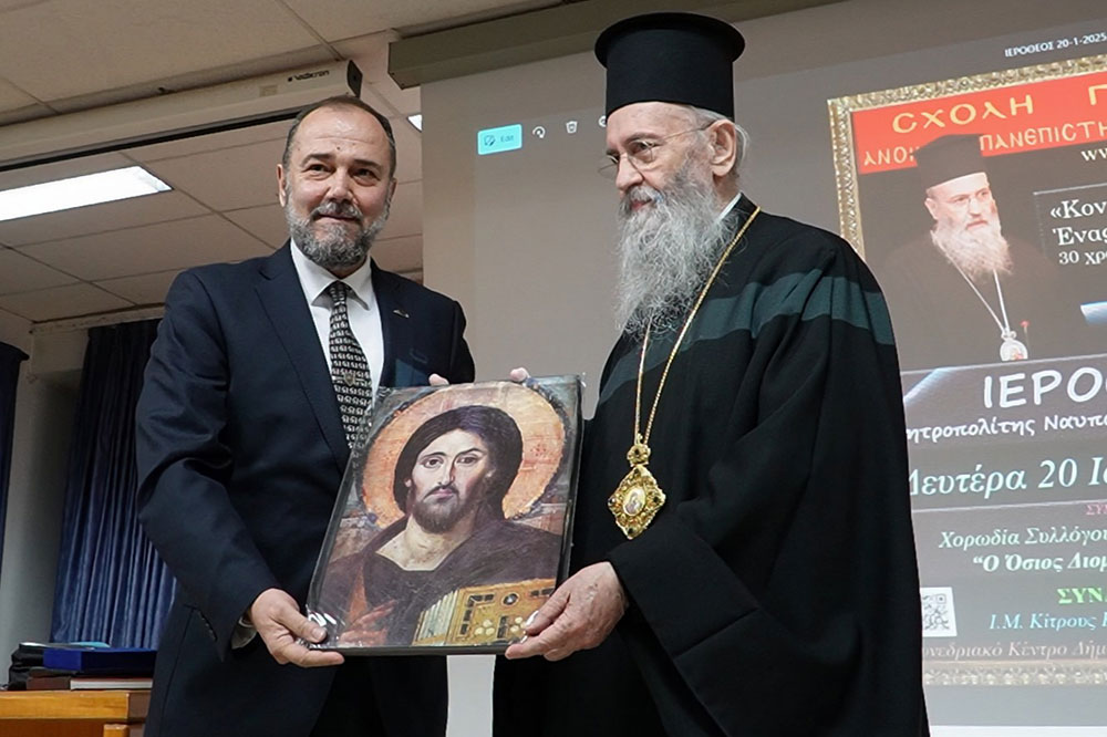 Την Δευτέρα 20 του μηνός Ιανουαρίου έγινε η πρώτη ομιλία για το έτος 2025 με ομιλητή τον Μητροπολίτη Ναύπακτου & Αγίου Βλασίου κκ Ιερόθεο. Ο σεπτός Μητροπολίτης με πλούσιο συγγραφικό έργο, 130 βιβλία, από τα οποία 118 μεταφράστηκαν σε ξένες γλώσσες, Βιβλία που έγιναν αντικείμενο διατριβών καθήλωσε το ακροατήριο της Σχολής με τον γλυκό λόγο και την ταπείνωση που εξέπεμπε. Θέμα της ομιλίας του «Κονίτσης Σεβαστιανός. Ένας Άγιος Επίσκοπος». Ήταν μια κατάθεση ψυχής του πνευματικού υιού π. Ιεροθέου προς τον πνευματικό του πατέρα κυρό Σεβαστιανό η οποία γοήτευσε το κοινό. Ήταν μια ξενάγηση στον έσω άνθρωπο του π. Σεβαστιανού μέσα από τις Επιστολές του.