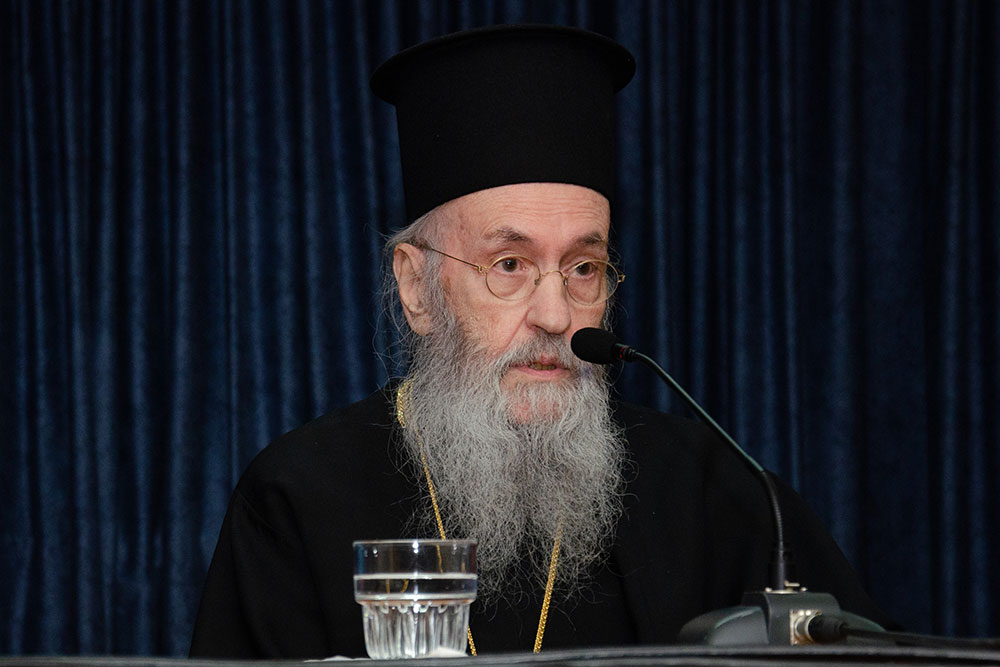 Την Δευτέρα 20 του μηνός Ιανουαρίου έγινε η πρώτη ομιλία για το έτος 2025 με ομιλητή τον Μητροπολίτη Ναύπακτου & Αγίου Βλασίου κκ Ιερόθεο. Ο σεπτός Μητροπολίτης με πλούσιο συγγραφικό έργο, 130 βιβλία, από τα οποία 118 μεταφράστηκαν σε ξένες γλώσσες, Βιβλία που έγιναν αντικείμενο διατριβών καθήλωσε το ακροατήριο της Σχολής με τον γλυκό λόγο και την ταπείνωση που εξέπεμπε. Θέμα της ομιλίας του «Κονίτσης Σεβαστιανός. Ένας Άγιος Επίσκοπος». Ήταν μια κατάθεση ψυχής του πνευματικού υιού π. Ιεροθέου προς τον πνευματικό του πατέρα κυρό Σεβαστιανό η οποία γοήτευσε το κοινό. Ήταν μια ξενάγηση στον έσω άνθρωπο του π. Σεβαστιανού μέσα από τις Επιστολές του.