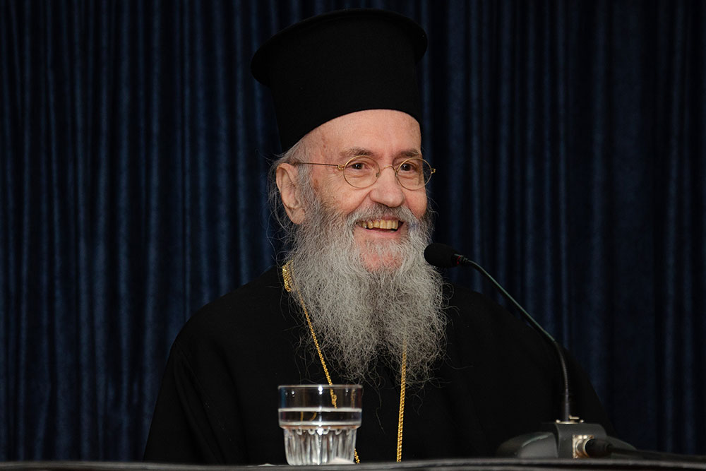 Την Δευτέρα 20 του μηνός Ιανουαρίου έγινε η πρώτη ομιλία για το έτος 2025 με ομιλητή τον Μητροπολίτη Ναύπακτου & Αγίου Βλασίου κκ Ιερόθεο. Ο σεπτός Μητροπολίτης με πλούσιο συγγραφικό έργο, 130 βιβλία, από τα οποία 118 μεταφράστηκαν σε ξένες γλώσσες, Βιβλία που έγιναν αντικείμενο διατριβών καθήλωσε το ακροατήριο της Σχολής με τον γλυκό λόγο και την ταπείνωση που εξέπεμπε. Θέμα της ομιλίας του «Κονίτσης Σεβαστιανός. Ένας Άγιος Επίσκοπος». Ήταν μια κατάθεση ψυχής του πνευματικού υιού π. Ιεροθέου προς τον πνευματικό του πατέρα κυρό Σεβαστιανό η οποία γοήτευσε το κοινό. Ήταν μια ξενάγηση στον έσω άνθρωπο του π. Σεβαστιανού μέσα από τις Επιστολές του.