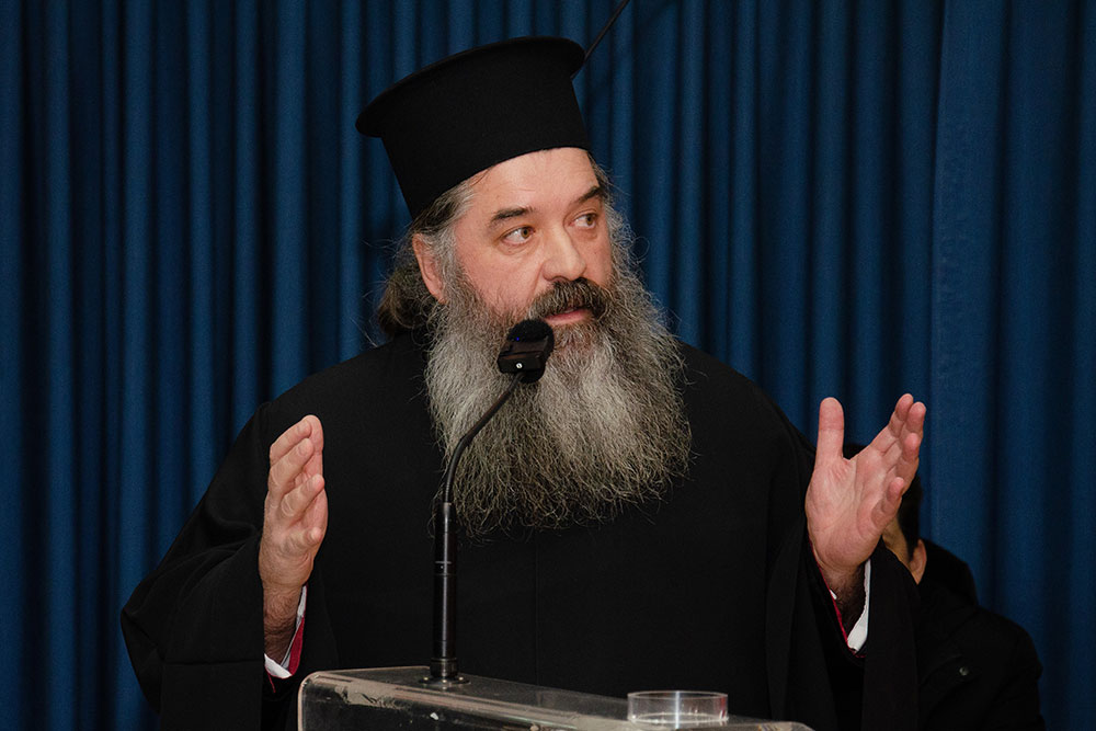 Την Δευτέρα 20 του μηνός Ιανουαρίου έγινε η πρώτη ομιλία για το έτος 2025 με ομιλητή τον Μητροπολίτη Ναύπακτου & Αγίου Βλασίου κκ Ιερόθεο. Ο σεπτός Μητροπολίτης με πλούσιο συγγραφικό έργο, 130 βιβλία, από τα οποία 118 μεταφράστηκαν σε ξένες γλώσσες, Βιβλία που έγιναν αντικείμενο διατριβών καθήλωσε το ακροατήριο της Σχολής με τον γλυκό λόγο και την ταπείνωση που εξέπεμπε. Θέμα της ομιλίας του «Κονίτσης Σεβαστιανός. Ένας Άγιος Επίσκοπος». Ήταν μια κατάθεση ψυχής του πνευματικού υιού π. Ιεροθέου προς τον πνευματικό του πατέρα κυρό Σεβαστιανό η οποία γοήτευσε το κοινό. Ήταν μια ξενάγηση στον έσω άνθρωπο του π. Σεβαστιανού μέσα από τις Επιστολές του.