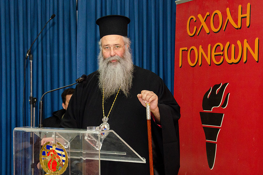 Την Δευτέρα 20 του μηνός Ιανουαρίου έγινε η πρώτη ομιλία για το έτος 2025 με ομιλητή τον Μητροπολίτη Ναύπακτου & Αγίου Βλασίου κκ Ιερόθεο. Ο σεπτός Μητροπολίτης με πλούσιο συγγραφικό έργο, 130 βιβλία, από τα οποία 118 μεταφράστηκαν σε ξένες γλώσσες, Βιβλία που έγιναν αντικείμενο διατριβών καθήλωσε το ακροατήριο της Σχολής με τον γλυκό λόγο και την ταπείνωση που εξέπεμπε. Θέμα της ομιλίας του «Κονίτσης Σεβαστιανός. Ένας Άγιος Επίσκοπος». Ήταν μια κατάθεση ψυχής του πνευματικού υιού π. Ιεροθέου προς τον πνευματικό του πατέρα κυρό Σεβαστιανό η οποία γοήτευσε το κοινό. Ήταν μια ξενάγηση στον έσω άνθρωπο του π. Σεβαστιανού μέσα από τις Επιστολές του.