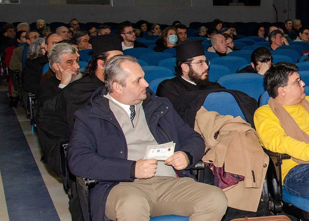 Την Δευτέρα 20 του μηνός Ιανουαρίου έγινε η πρώτη ομιλία για το έτος 2025 με ομιλητή τον Μητροπολίτη Ναύπακτου & Αγίου Βλασίου κκ Ιερόθεο. Ο σεπτός Μητροπολίτης με πλούσιο συγγραφικό έργο, 130 βιβλία, από τα οποία 118 μεταφράστηκαν σε ξένες γλώσσες, Βιβλία που έγιναν αντικείμενο διατριβών καθήλωσε το ακροατήριο της Σχολής με τον γλυκό λόγο και την ταπείνωση που εξέπεμπε. Θέμα της ομιλίας του «Κονίτσης Σεβαστιανός. Ένας Άγιος Επίσκοπος». Ήταν μια κατάθεση ψυχής του πνευματικού υιού π. Ιεροθέου προς τον πνευματικό του πατέρα κυρό Σεβαστιανό η οποία γοήτευσε το κοινό. Ήταν μια ξενάγηση στον έσω άνθρωπο του π. Σεβαστιανού μέσα από τις Επιστολές του.