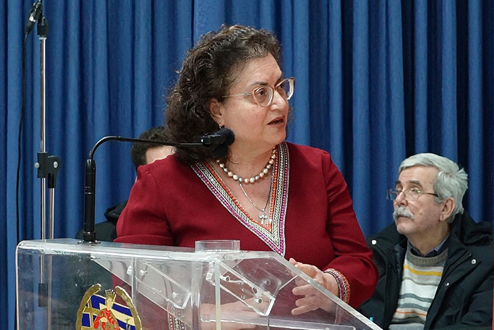 Την Δευτέρα 20 του μηνός Ιανουαρίου έγινε η πρώτη ομιλία για το έτος 2025 με ομιλητή τον Μητροπολίτη Ναύπακτου & Αγίου Βλασίου κκ Ιερόθεο. Ο σεπτός Μητροπολίτης με πλούσιο συγγραφικό έργο, 130 βιβλία, από τα οποία 118 μεταφράστηκαν σε ξένες γλώσσες, Βιβλία που έγιναν αντικείμενο διατριβών καθήλωσε το ακροατήριο της Σχολής με τον γλυκό λόγο και την ταπείνωση που εξέπεμπε. Θέμα της ομιλίας του «Κονίτσης Σεβαστιανός. Ένας Άγιος Επίσκοπος». Ήταν μια κατάθεση ψυχής του πνευματικού υιού π. Ιεροθέου προς τον πνευματικό του πατέρα κυρό Σεβαστιανό η οποία γοήτευσε το κοινό. Ήταν μια ξενάγηση στον έσω άνθρωπο του π. Σεβαστιανού μέσα από τις Επιστολές του.