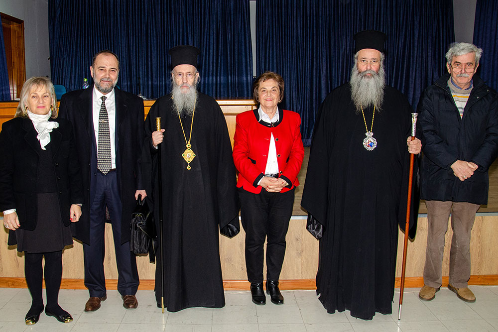 Την Δευτέρα 20 του μηνός Ιανουαρίου έγινε η πρώτη ομιλία για το έτος 2025 με ομιλητή τον Μητροπολίτη Ναύπακτου & Αγίου Βλασίου κκ Ιερόθεο. Ο σεπτός Μητροπολίτης με πλούσιο συγγραφικό έργο, 130 βιβλία, από τα οποία 118 μεταφράστηκαν σε ξένες γλώσσες, Βιβλία που έγιναν αντικείμενο διατριβών καθήλωσε το ακροατήριο της Σχολής με τον γλυκό λόγο και την ταπείνωση που εξέπεμπε. Θέμα της ομιλίας του «Κονίτσης Σεβαστιανός. Ένας Άγιος Επίσκοπος». Ήταν μια κατάθεση ψυχής του πνευματικού υιού π. Ιεροθέου προς τον πνευματικό του πατέρα κυρό Σεβαστιανό η οποία γοήτευσε το κοινό. Ήταν μια ξενάγηση στον έσω άνθρωπο του π. Σεβαστιανού μέσα από τις Επιστολές του.