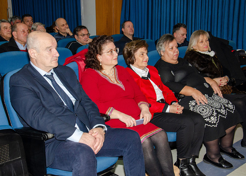 Την Δευτέρα 20 του μηνός Ιανουαρίου έγινε η πρώτη ομιλία για το έτος 2025 με ομιλητή τον Μητροπολίτη Ναύπακτου & Αγίου Βλασίου κκ Ιερόθεο. Ο σεπτός Μητροπολίτης με πλούσιο συγγραφικό έργο, 130 βιβλία, από τα οποία 118 μεταφράστηκαν σε ξένες γλώσσες, Βιβλία που έγιναν αντικείμενο διατριβών καθήλωσε το ακροατήριο της Σχολής με τον γλυκό λόγο και την ταπείνωση που εξέπεμπε. Θέμα της ομιλίας του «Κονίτσης Σεβαστιανός. Ένας Άγιος Επίσκοπος». Ήταν μια κατάθεση ψυχής του πνευματικού υιού π. Ιεροθέου προς τον πνευματικό του πατέρα κυρό Σεβαστιανό η οποία γοήτευσε το κοινό. Ήταν μια ξενάγηση στον έσω άνθρωπο του π. Σεβαστιανού μέσα από τις Επιστολές του.