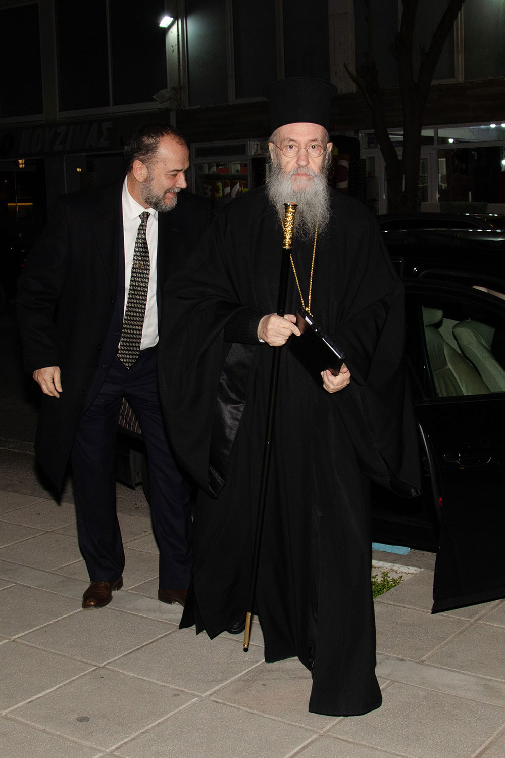 Την Δευτέρα 20 του μηνός Ιανουαρίου έγινε η πρώτη ομιλία για το έτος 2025 με ομιλητή τον Μητροπολίτη Ναύπακτου & Αγίου Βλασίου κκ Ιερόθεο. Ο σεπτός Μητροπολίτης με πλούσιο συγγραφικό έργο, 130 βιβλία, από τα οποία 118 μεταφράστηκαν σε ξένες γλώσσες, Βιβλία που έγιναν αντικείμενο διατριβών καθήλωσε το ακροατήριο της Σχολής με τον γλυκό λόγο και την ταπείνωση που εξέπεμπε. Θέμα της ομιλίας του «Κονίτσης Σεβαστιανός. Ένας Άγιος Επίσκοπος». Ήταν μια κατάθεση ψυχής του πνευματικού υιού π. Ιεροθέου προς τον πνευματικό του πατέρα κυρό Σεβαστιανό η οποία γοήτευσε το κοινό. Ήταν μια ξενάγηση στον έσω άνθρωπο του π. Σεβαστιανού μέσα από τις Επιστολές του.