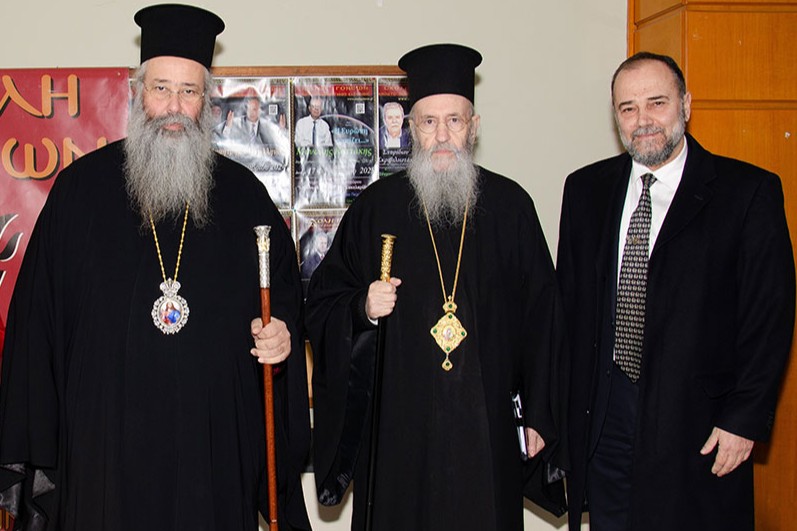 Την Δευτέρα 20 του μηνός Ιανουαρίου έγινε η πρώτη ομιλία για το έτος 2025 με ομιλητή τον Μητροπολίτη Ναύπακτου & Αγίου Βλασίου κκ Ιερόθεο. Ο σεπτός Μητροπολίτης με πλούσιο συγγραφικό έργο, 130 βιβλία, από τα οποία 118 μεταφράστηκαν σε ξένες γλώσσες, Βιβλία που έγιναν αντικείμενο διατριβών καθήλωσε το ακροατήριο της Σχολής με τον γλυκό λόγο και την ταπείνωση που εξέπεμπε. Θέμα της ομιλίας του «Κονίτσης Σεβαστιανός. Ένας Άγιος Επίσκοπος». Ήταν μια κατάθεση ψυχής του πνευματικού υιού π. Ιεροθέου προς τον πνευματικό του πατέρα κυρό Σεβαστιανό η οποία γοήτευσε το κοινό. Ήταν μια ξενάγηση στον έσω άνθρωπο του π. Σεβαστιανού μέσα από τις Επιστολές του.
