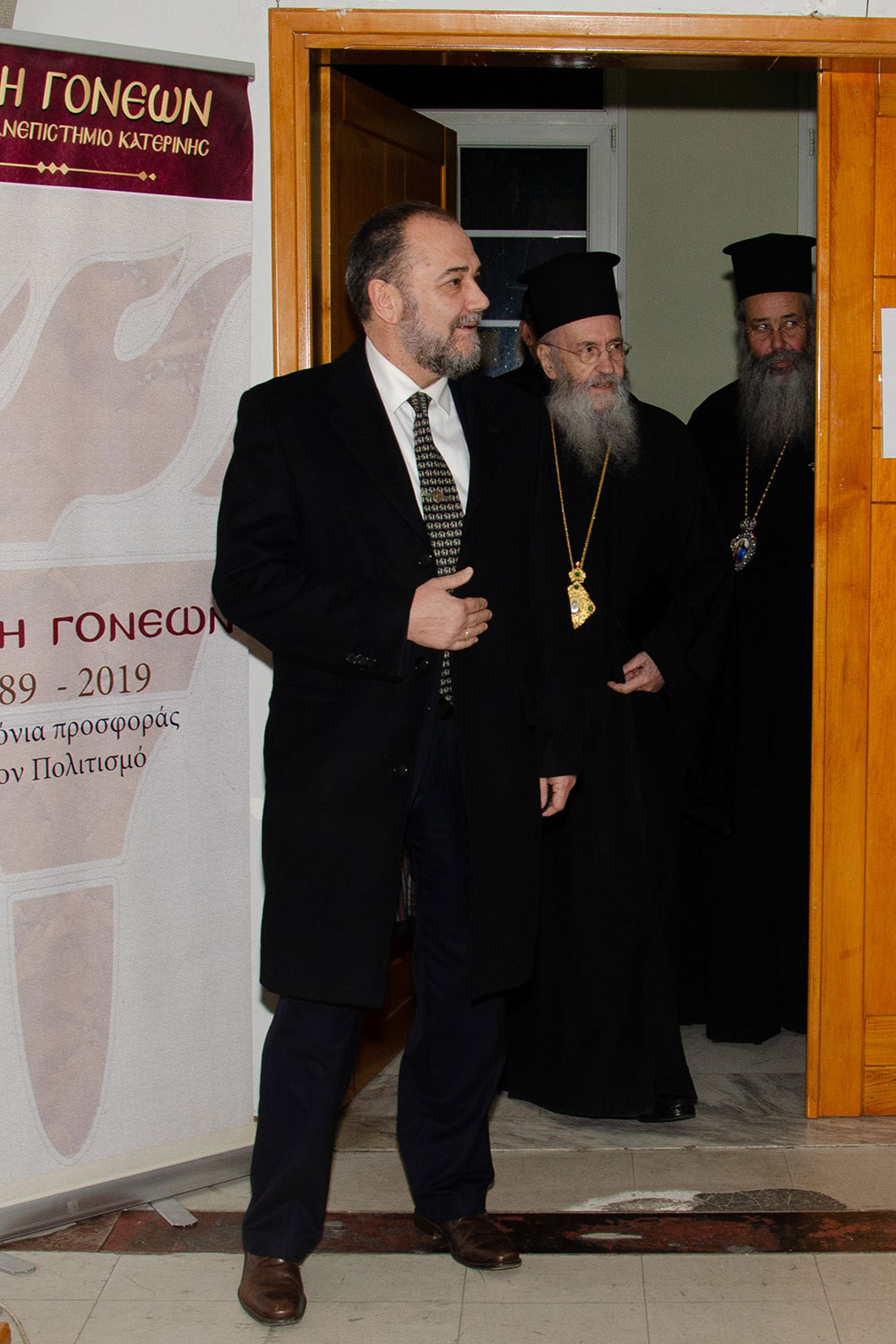 Την Δευτέρα 20 του μηνός Ιανουαρίου έγινε η πρώτη ομιλία για το έτος 2025 με ομιλητή τον Μητροπολίτη Ναύπακτου & Αγίου Βλασίου κκ Ιερόθεο. Ο σεπτός Μητροπολίτης με πλούσιο συγγραφικό έργο, 130 βιβλία, από τα οποία 118 μεταφράστηκαν σε ξένες γλώσσες, Βιβλία που έγιναν αντικείμενο διατριβών καθήλωσε το ακροατήριο της Σχολής με τον γλυκό λόγο και την ταπείνωση που εξέπεμπε. Θέμα της ομιλίας του «Κονίτσης Σεβαστιανός. Ένας Άγιος Επίσκοπος». Ήταν μια κατάθεση ψυχής του πνευματικού υιού π. Ιεροθέου προς τον πνευματικό του πατέρα κυρό Σεβαστιανό η οποία γοήτευσε το κοινό. Ήταν μια ξενάγηση στον έσω άνθρωπο του π. Σεβαστιανού μέσα από τις Επιστολές του.