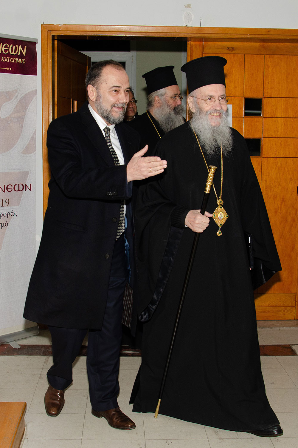 Την Δευτέρα 20 του μηνός Ιανουαρίου έγινε η πρώτη ομιλία για το έτος 2025 με ομιλητή τον Μητροπολίτη Ναύπακτου & Αγίου Βλασίου κκ Ιερόθεο. Ο σεπτός Μητροπολίτης με πλούσιο συγγραφικό έργο, 130 βιβλία, από τα οποία 118 μεταφράστηκαν σε ξένες γλώσσες, Βιβλία που έγιναν αντικείμενο διατριβών καθήλωσε το ακροατήριο της Σχολής με τον γλυκό λόγο και την ταπείνωση που εξέπεμπε. Θέμα της ομιλίας του «Κονίτσης Σεβαστιανός. Ένας Άγιος Επίσκοπος». Ήταν μια κατάθεση ψυχής του πνευματικού υιού π. Ιεροθέου προς τον πνευματικό του πατέρα κυρό Σεβαστιανό η οποία γοήτευσε το κοινό. Ήταν μια ξενάγηση στον έσω άνθρωπο του π. Σεβαστιανού μέσα από τις Επιστολές του.