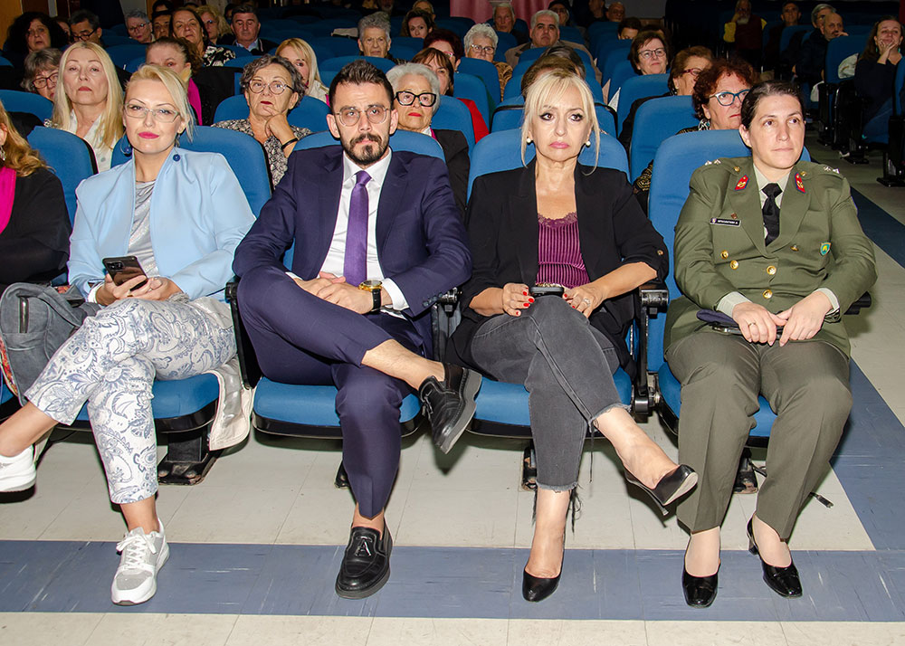 Με μεγάλη επιτυχία ολοκληρώθηκε την Δευτέρα 21-10-2024 στη Σχολή Γονέων – Ανοικτό Πανεπιστήμιο Κατερίνης στο Συνεδριακό Κέντρο Κατερίνης με επίσημη καλεσμένη την  ομότιμη Καθηγήτρια της Νομικής Σχολής του Α.Π.Θ. κα Θεοφανώ Παπαζήση. Το θέμα της εκδήλωσης ήταν: «Κακή Άσκηση Γονικής Μέριμνας» Η εκδήλωση έγινε σε Συνδιοργάνωση με το με το Δικηγορικό Σύλλογο Πιερίας 