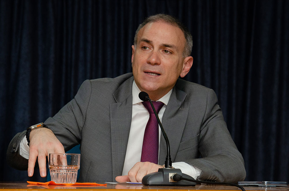 Συναρπαστική η χθεσινή εκδήλωση την 24-2-2025 του Ανοικτού Πανεπιστημίου Κατερίνης με επίσημους ομιλητές και καλεσμένους τον Καθηγητή Διεθνούς Δικαίου και βουλευτή της Ν.Δ. κ. Άγγελο Συρίγο και τον Καθηγητή Διεθνών Σχέσεων & Διευθυντή του Ινστιτούτου Διεθνών Υποθέσεων κ. Κωνσταντίνου Φίλη. Η Εκδήλωση έγινε σε Συνδιοργάνωση με την Ένωση Ποντίων Πιερίας. Άγγελος Συρίγος: • Συνορεύουμε με μια χώρα που η ιδεολογία της είναι ότι αποτελεί συρρίκνωση της Οθωμανικής αυτοκρατορίας και αναζητά τον ζωτικό της χώρο και να αναβιώσει το Αυτοκρατορικό της παρελθόν. Κωνσταντίνος Φίλης: • Η Ελλάδα και η Κύπρος αποτελούν τα ακραία όρια Ειρήνης, Ασφάλειας και σταθερότητας σε ένα περιβάλλον ασταθές και διαρκώς μεταβαλλόμενο.