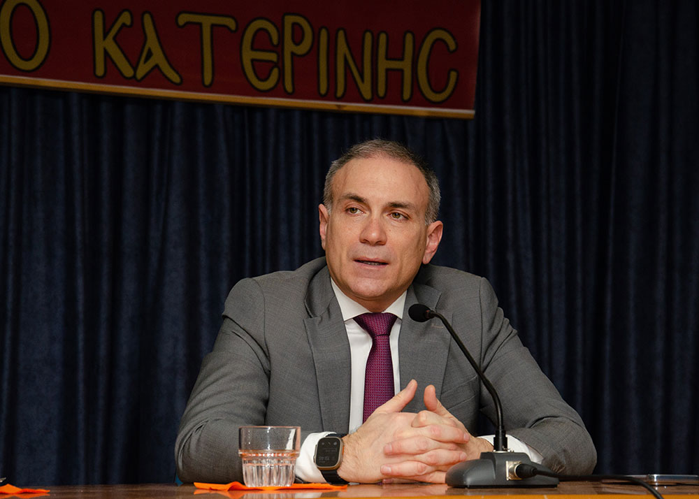 Συναρπαστική η χθεσινή εκδήλωση την 24-2-2025 του Ανοικτού Πανεπιστημίου Κατερίνης με επίσημους ομιλητές και καλεσμένους τον Καθηγητή Διεθνούς Δικαίου και βουλευτή της Ν.Δ. κ. Άγγελο Συρίγο και τον Καθηγητή Διεθνών Σχέσεων & Διευθυντή του Ινστιτούτου Διεθνών Υποθέσεων κ. Κωνσταντίνου Φίλη. Η Εκδήλωση έγινε σε Συνδιοργάνωση με την Ένωση Ποντίων Πιερίας. Άγγελος Συρίγος: • Συνορεύουμε με μια χώρα που η ιδεολογία της είναι ότι αποτελεί συρρίκνωση της Οθωμανικής αυτοκρατορίας και αναζητά τον ζωτικό της χώρο και να αναβιώσει το Αυτοκρατορικό της παρελθόν. Κωνσταντίνος Φίλης: • Η Ελλάδα και η Κύπρος αποτελούν τα ακραία όρια Ειρήνης, Ασφάλειας και σταθερότητας σε ένα περιβάλλον ασταθές και διαρκώς μεταβαλλόμενο.