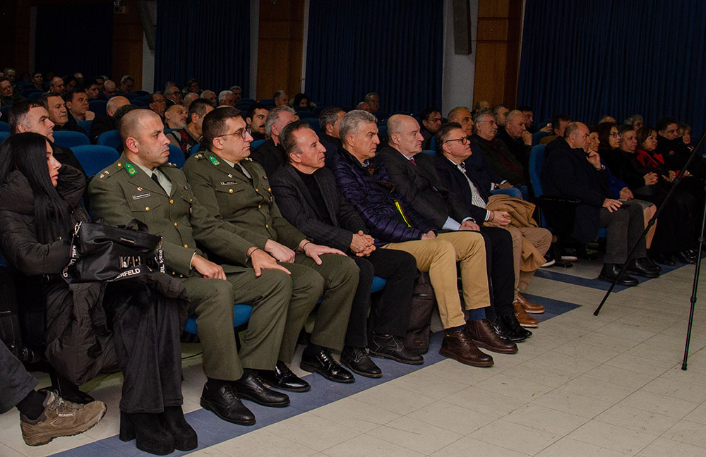 Συναρπαστική η χθεσινή εκδήλωση την 24-2-2025 του Ανοικτού Πανεπιστημίου Κατερίνης με επίσημους ομιλητές και καλεσμένους τον Καθηγητή Διεθνούς Δικαίου και βουλευτή της Ν.Δ. κ. Άγγελο Συρίγο και τον Καθηγητή Διεθνών Σχέσεων & Διευθυντή του Ινστιτούτου Διεθνών Υποθέσεων κ. Κωνσταντίνου Φίλη. Η Εκδήλωση έγινε σε Συνδιοργάνωση με την Ένωση Ποντίων Πιερίας. Άγγελος Συρίγος: • Συνορεύουμε με μια χώρα που η ιδεολογία της είναι ότι αποτελεί συρρίκνωση της Οθωμανικής αυτοκρατορίας και αναζητά τον ζωτικό της χώρο και να αναβιώσει το Αυτοκρατορικό της παρελθόν. Κωνσταντίνος Φίλης: • Η Ελλάδα και η Κύπρος αποτελούν τα ακραία όρια Ειρήνης, Ασφάλειας και σταθερότητας σε ένα περιβάλλον ασταθές και διαρκώς μεταβαλλόμενο.
