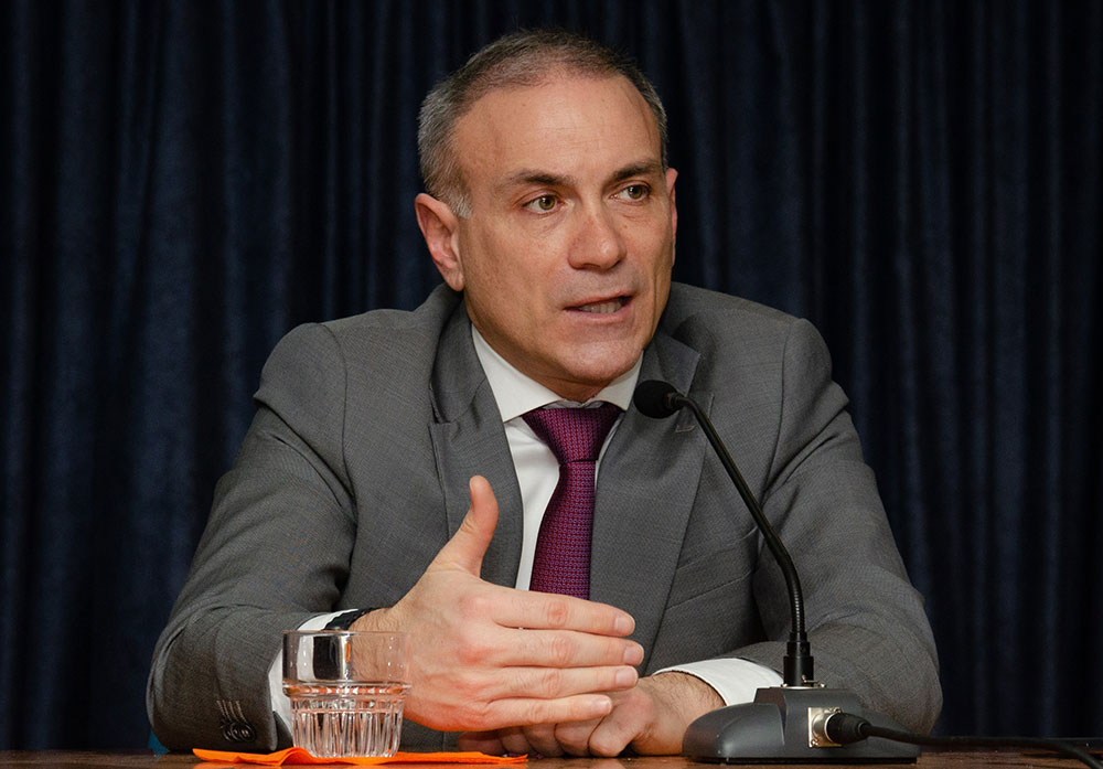 Συναρπαστική η χθεσινή εκδήλωση την 24-2-2025 του Ανοικτού Πανεπιστημίου Κατερίνης με επίσημους ομιλητές και καλεσμένους τον Καθηγητή Διεθνούς Δικαίου και βουλευτή της Ν.Δ. κ. Άγγελο Συρίγο και τον Καθηγητή Διεθνών Σχέσεων & Διευθυντή του Ινστιτούτου Διεθνών Υποθέσεων κ. Κωνσταντίνου Φίλη. Η Εκδήλωση έγινε σε Συνδιοργάνωση με την Ένωση Ποντίων Πιερίας. Άγγελος Συρίγος: • Συνορεύουμε με μια χώρα που η ιδεολογία της είναι ότι αποτελεί συρρίκνωση της Οθωμανικής αυτοκρατορίας και αναζητά τον ζωτικό της χώρο και να αναβιώσει το Αυτοκρατορικό της παρελθόν. Κωνσταντίνος Φίλης: • Η Ελλάδα και η Κύπρος αποτελούν τα ακραία όρια Ειρήνης, Ασφάλειας και σταθερότητας σε ένα περιβάλλον ασταθές και διαρκώς μεταβαλλόμενο.