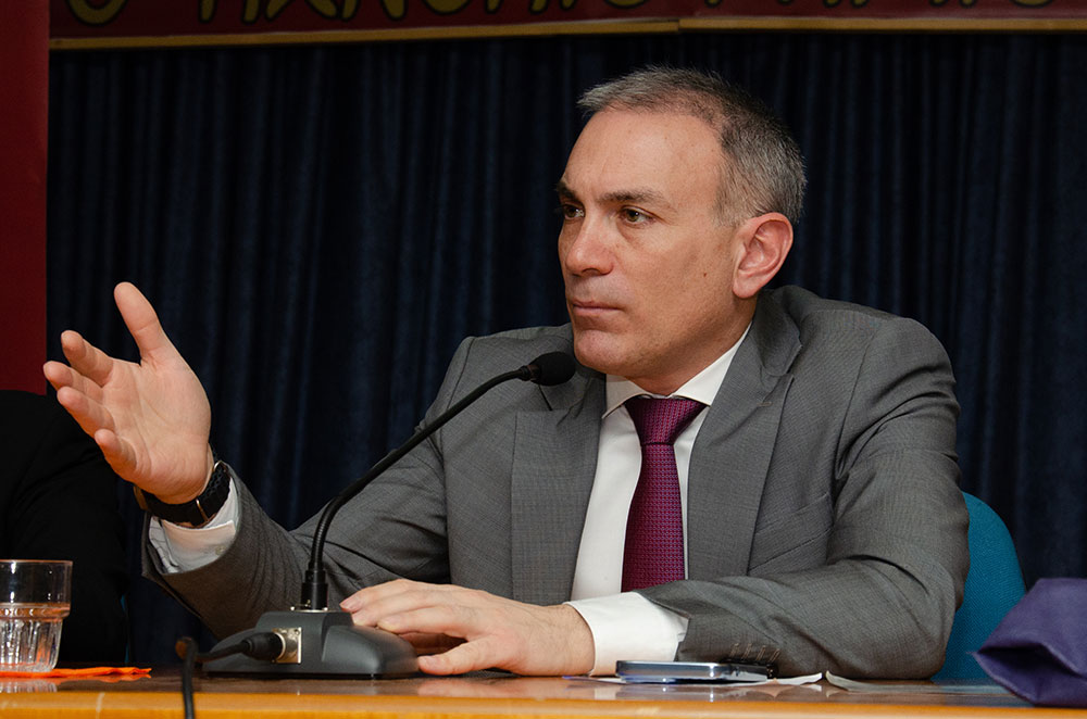 Συναρπαστική η χθεσινή εκδήλωση την 24-2-2025 του Ανοικτού Πανεπιστημίου Κατερίνης με επίσημους ομιλητές και καλεσμένους τον Καθηγητή Διεθνούς Δικαίου και βουλευτή της Ν.Δ. κ. Άγγελο Συρίγο και τον Καθηγητή Διεθνών Σχέσεων & Διευθυντή του Ινστιτούτου Διεθνών Υποθέσεων κ. Κωνσταντίνου Φίλη. Η Εκδήλωση έγινε σε Συνδιοργάνωση με την Ένωση Ποντίων Πιερίας. Άγγελος Συρίγος: • Συνορεύουμε με μια χώρα που η ιδεολογία της είναι ότι αποτελεί συρρίκνωση της Οθωμανικής αυτοκρατορίας και αναζητά τον ζωτικό της χώρο και να αναβιώσει το Αυτοκρατορικό της παρελθόν. Κωνσταντίνος Φίλης: • Η Ελλάδα και η Κύπρος αποτελούν τα ακραία όρια Ειρήνης, Ασφάλειας και σταθερότητας σε ένα περιβάλλον ασταθές και διαρκώς μεταβαλλόμενο.
