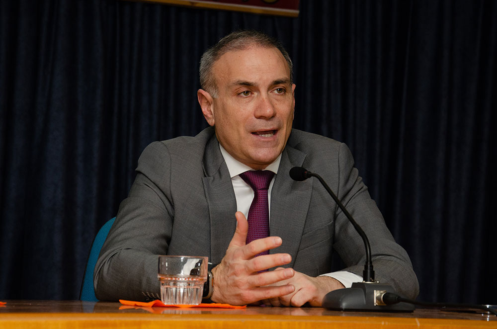 Συναρπαστική η χθεσινή εκδήλωση την 24-2-2025 του Ανοικτού Πανεπιστημίου Κατερίνης με επίσημους ομιλητές και καλεσμένους τον Καθηγητή Διεθνούς Δικαίου και βουλευτή της Ν.Δ. κ. Άγγελο Συρίγο και τον Καθηγητή Διεθνών Σχέσεων & Διευθυντή του Ινστιτούτου Διεθνών Υποθέσεων κ. Κωνσταντίνου Φίλη. Η Εκδήλωση έγινε σε Συνδιοργάνωση με την Ένωση Ποντίων Πιερίας. Άγγελος Συρίγος: • Συνορεύουμε με μια χώρα που η ιδεολογία της είναι ότι αποτελεί συρρίκνωση της Οθωμανικής αυτοκρατορίας και αναζητά τον ζωτικό της χώρο και να αναβιώσει το Αυτοκρατορικό της παρελθόν. Κωνσταντίνος Φίλης: • Η Ελλάδα και η Κύπρος αποτελούν τα ακραία όρια Ειρήνης, Ασφάλειας και σταθερότητας σε ένα περιβάλλον ασταθές και διαρκώς μεταβαλλόμενο.