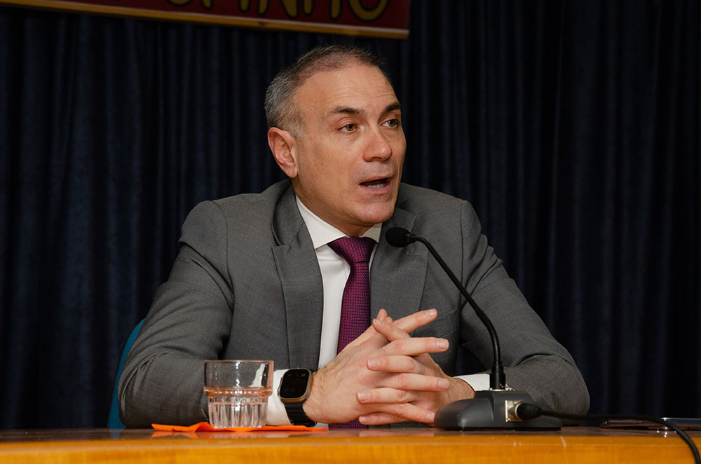Συναρπαστική η χθεσινή εκδήλωση την 24-2-2025 του Ανοικτού Πανεπιστημίου Κατερίνης με επίσημους ομιλητές και καλεσμένους τον Καθηγητή Διεθνούς Δικαίου και βουλευτή της Ν.Δ. κ. Άγγελο Συρίγο και τον Καθηγητή Διεθνών Σχέσεων & Διευθυντή του Ινστιτούτου Διεθνών Υποθέσεων κ. Κωνσταντίνου Φίλη. Η Εκδήλωση έγινε σε Συνδιοργάνωση με την Ένωση Ποντίων Πιερίας. Άγγελος Συρίγος: • Συνορεύουμε με μια χώρα που η ιδεολογία της είναι ότι αποτελεί συρρίκνωση της Οθωμανικής αυτοκρατορίας και αναζητά τον ζωτικό της χώρο και να αναβιώσει το Αυτοκρατορικό της παρελθόν. Κωνσταντίνος Φίλης: • Η Ελλάδα και η Κύπρος αποτελούν τα ακραία όρια Ειρήνης, Ασφάλειας και σταθερότητας σε ένα περιβάλλον ασταθές και διαρκώς μεταβαλλόμενο.