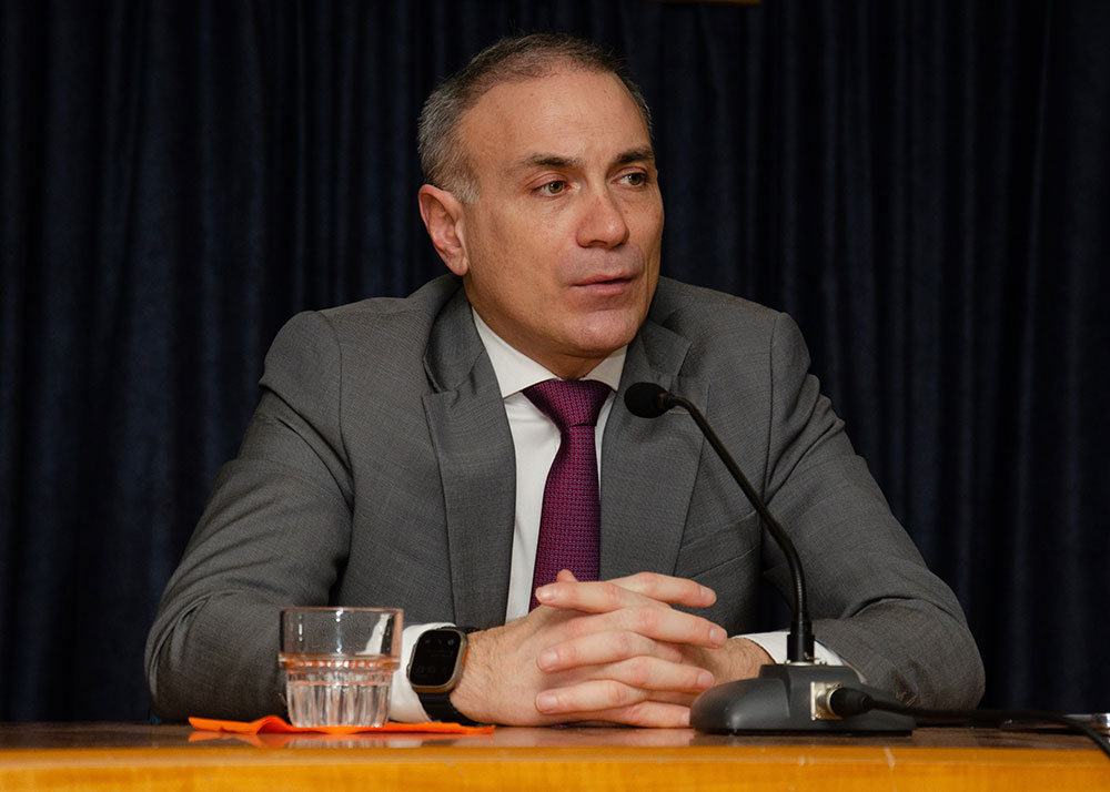 Συναρπαστική η χθεσινή εκδήλωση την 24-2-2025 του Ανοικτού Πανεπιστημίου Κατερίνης με επίσημους ομιλητές και καλεσμένους τον Καθηγητή Διεθνούς Δικαίου και βουλευτή της Ν.Δ. κ. Άγγελο Συρίγο και τον Καθηγητή Διεθνών Σχέσεων & Διευθυντή του Ινστιτούτου Διεθνών Υποθέσεων κ. Κωνσταντίνου Φίλη. Η Εκδήλωση έγινε σε Συνδιοργάνωση με την Ένωση Ποντίων Πιερίας. Άγγελος Συρίγος: • Συνορεύουμε με μια χώρα που η ιδεολογία της είναι ότι αποτελεί συρρίκνωση της Οθωμανικής αυτοκρατορίας και αναζητά τον ζωτικό της χώρο και να αναβιώσει το Αυτοκρατορικό της παρελθόν. Κωνσταντίνος Φίλης: • Η Ελλάδα και η Κύπρος αποτελούν τα ακραία όρια Ειρήνης, Ασφάλειας και σταθερότητας σε ένα περιβάλλον ασταθές και διαρκώς μεταβαλλόμενο.