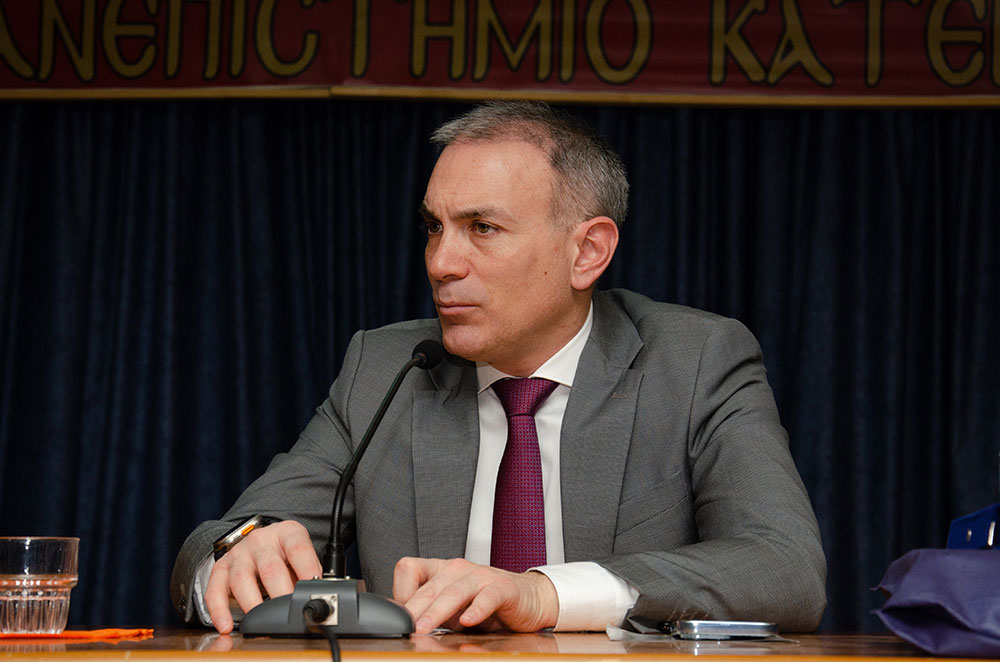 Συναρπαστική η χθεσινή εκδήλωση την 24-2-2025 του Ανοικτού Πανεπιστημίου Κατερίνης με επίσημους ομιλητές και καλεσμένους τον Καθηγητή Διεθνούς Δικαίου και βουλευτή της Ν.Δ. κ. Άγγελο Συρίγο και τον Καθηγητή Διεθνών Σχέσεων & Διευθυντή του Ινστιτούτου Διεθνών Υποθέσεων κ. Κωνσταντίνου Φίλη. Η Εκδήλωση έγινε σε Συνδιοργάνωση με την Ένωση Ποντίων Πιερίας. Άγγελος Συρίγος: • Συνορεύουμε με μια χώρα που η ιδεολογία της είναι ότι αποτελεί συρρίκνωση της Οθωμανικής αυτοκρατορίας και αναζητά τον ζωτικό της χώρο και να αναβιώσει το Αυτοκρατορικό της παρελθόν. Κωνσταντίνος Φίλης: • Η Ελλάδα και η Κύπρος αποτελούν τα ακραία όρια Ειρήνης, Ασφάλειας και σταθερότητας σε ένα περιβάλλον ασταθές και διαρκώς μεταβαλλόμενο.
