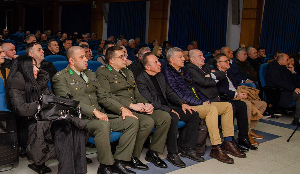 Συναρπαστική η χθεσινή εκδήλωση την 24-2-2025 του Ανοικτού Πανεπιστημίου Κατερίνης με επίσημους ομιλητές και καλεσμένους τον Καθηγητή Διεθνούς Δικαίου και βουλευτή της Ν.Δ. κ. Άγγελο Συρίγο και τον Καθηγητή Διεθνών Σχέσεων & Διευθυντή του Ινστιτούτου Διεθνών Υποθέσεων κ. Κωνσταντίνου Φίλη. Η Εκδήλωση έγινε σε Συνδιοργάνωση με την Ένωση Ποντίων Πιερίας. Άγγελος Συρίγος: • Συνορεύουμε με μια χώρα που η ιδεολογία της είναι ότι αποτελεί συρρίκνωση της Οθωμανικής αυτοκρατορίας και αναζητά τον ζωτικό της χώρο και να αναβιώσει το Αυτοκρατορικό της παρελθόν. Κωνσταντίνος Φίλης: • Η Ελλάδα και η Κύπρος αποτελούν τα ακραία όρια Ειρήνης, Ασφάλειας και σταθερότητας σε ένα περιβάλλον ασταθές και διαρκώς μεταβαλλόμενο.