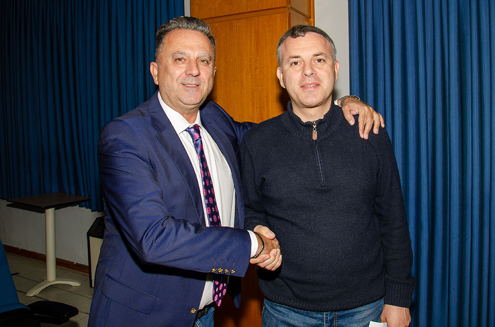 Με επιτυχία ολοκληρώθηκε η εκδήλωση της Δευτέρα 04-11-2024 Σχολή Γονέων – Ανοικτό Πανεπιστήμιο Κατερίνης στο Συνεδριακό Κέντρο Κατερίνης με επίσημο ομιλητή και καλεσμένο τον Καθηγητή Οικονομικής Γεωγραφίας & Γεωπολιτικής Θεωρίας ΕΚΠΑ κ. Ιωάννη Μάζη με θέμα: «Τέχνη και σύγχρονη τέχνη» σε συνδιοργάνωση με την εφημερίδα ΟΛΥΜΠΙΟ ΒΗΜΑ. Την έναρξη της εκδήλωσης ξεκίνησε η χορωδία του Πολιτιστικού Συλλόγου Ν. Κεραμιδίου «ΜΑΚΕΔΟΝΙΑ» υπό την διεύθυνση του μαέστρου Ν.Πατρή.
