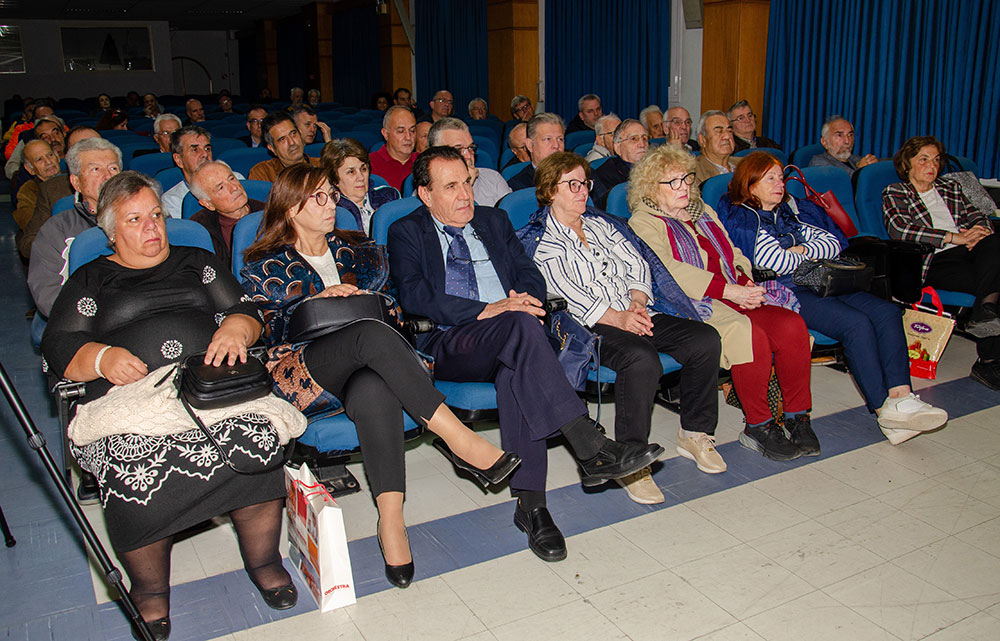 Με επιτυχία ολοκληρώθηκε η εκδήλωση της Δευτέρα 04-11-2024 Σχολή Γονέων – Ανοικτό Πανεπιστήμιο Κατερίνης στο Συνεδριακό Κέντρο Κατερίνης με επίσημο ομιλητή και καλεσμένο τον Καθηγητή Οικονομικής Γεωγραφίας & Γεωπολιτικής Θεωρίας ΕΚΠΑ κ. Ιωάννη Μάζη με θέμα: «Τέχνη και σύγχρονη τέχνη» σε συνδιοργάνωση με την εφημερίδα ΟΛΥΜΠΙΟ ΒΗΜΑ. Την έναρξη της εκδήλωσης ξεκίνησε η χορωδία του Πολιτιστικού Συλλόγου Ν. Κεραμιδίου «ΜΑΚΕΔΟΝΙΑ» υπό την διεύθυνση του μαέστρου Ν.Πατρή.