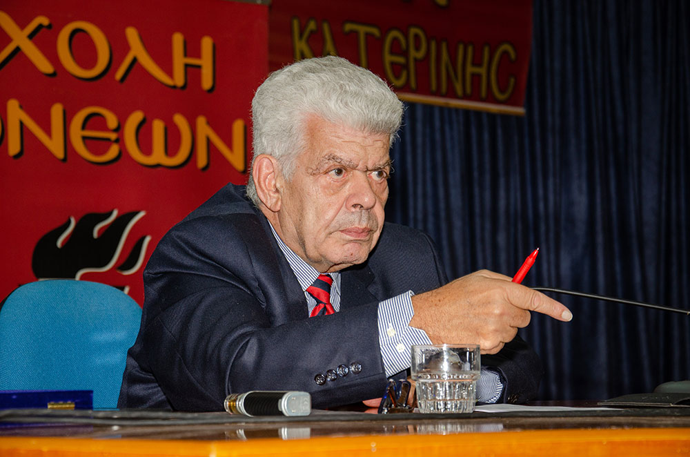 Με επιτυχία ολοκληρώθηκε η εκδήλωση της Δευτέρα 04-11-2024 Σχολή Γονέων – Ανοικτό Πανεπιστήμιο Κατερίνης στο Συνεδριακό Κέντρο Κατερίνης με επίσημο ομιλητή και καλεσμένο τον Καθηγητή Οικονομικής Γεωγραφίας & Γεωπολιτικής Θεωρίας ΕΚΠΑ κ. Ιωάννη Μάζη με θέμα: «Τέχνη και σύγχρονη τέχνη» σε συνδιοργάνωση με την εφημερίδα ΟΛΥΜΠΙΟ ΒΗΜΑ. Την έναρξη της εκδήλωσης ξεκίνησε η χορωδία του Πολιτιστικού Συλλόγου Ν. Κεραμιδίου «ΜΑΚΕΔΟΝΙΑ» υπό την διεύθυνση του μαέστρου Ν.Πατρή.