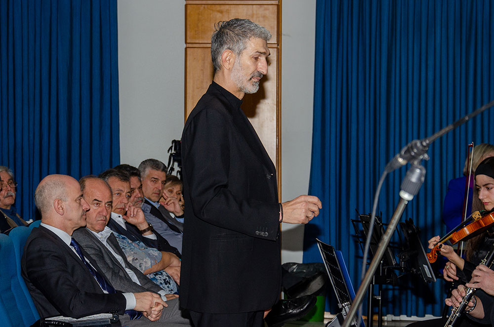Ο Ευρωβουλευτής Φρέντη Μπελέρης «άνοιξε» την ψυχή του την Κυριακή 9 Μαρτίου 2025 στο Ανοικτό Πανεπιστήμιο Κατερίνης:  Έχω ζήσει την μισή μου ζωή εκτός της Ε.Ε. και την άλλη μισή μου εντός. Πιστέψτε με εντός είναι ασύγκριτα καλύτερα. Ο Έντυ Ράμα είναι υπάλληλος του Ερντογάν. Οι Γερμανοί στέλνουν στην Αλβανία τοξικά απόβλητα. Οι Ιταλοί μετανάστες. Αν δεν επιστραφούν οι περιουσίες των Ελλήνων στην Βόρεια Ήπειρο θα αδειάσει η Εθνική Μειονότητα! Για την ασφάλεια του Ελληνικού κράτους πρέπει να μείνουν οι Βορειοηπειρώτες στην Βόρεια Ήπειρο. Θεωρώ άτιμο και προσβλητικό να μην έχουν δικαίωμα οι πολίτες της Αλβανίας στην περιουσία τους και στο να εκλέγουν όποιον επιθυμούν. Η Δικαιοσύνη στην Αλβανία ελέγχεται πλήρως από το καθεστώς το οποίο είναι μια σύγχρονη και εκμοντερνισμένη δικατατορία. Ο μακαριστός Αρχιεπίσκοπος Τιράνων, κυρός Αναστάσιος του εκμυστηρεύτηκε: «Δυστυχώς δεν μας θέλουν!». Η «Βόρεια Ήπειρος» αποτελεί το πιο ένδοξο κομμάτι της Ιστορίας και δεν δίνεται χάρισμα σε κανέναν. Είναι ΑΔΙΚΟ να παραχωρήσουμε τα ιστορικά μας δικαιώματα!