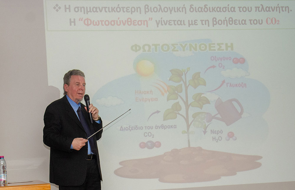 Για την κλιματική μεταβλητότητα  η οποία οφείλεται σε φυσικές αλλά και ανθρωπογενείς αιτίες μίλησε ο γεωπόνος με Μεταπτυχιακό στην Αειφορική Γεωργία και Υποψήφιος Διδάκτωρ Εδαφολογίας κ. Βασίλειος Έξαρχος με θέμα: «Υπάρχει κλιματική αλλαγή;» την Δευτέρα 16 Μαρτίου 2026 στο Ανοικτό Πανεπιστήμιο Κατερίνης. Η εκδήλωση πραγματοποιήθηκε σε Συνδιοργάνωση με την Δευτεροβάθμια Εκπαίδευση Πιερίας. 