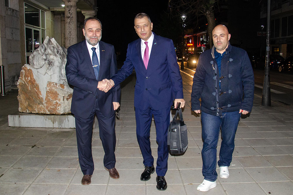 «H Οικουμενική Ακτινοβολία του Αγίου Όρους» ήταν το θέμα της εισήγησης του Πολιτικού Διοικητού του Αγίου Όρους, Επίτιμου Α.Γ.Ε.Σ. και πρώην Υπουργού Εθνικής Άμυνας κ. Αλκιβιάδη Στεφανή την Δευτέρα 2 Φεβρουαρίου 2026 στην Σχολή Γονέων – Ανοικτό Πανεπιστήμιο Κατερίνης. Η εκδήλωση έγινε σε Συνδιοργάνωση με το Κοινωφελές Ίδρυμα Αθανασίου & Μαρίνας Μαρτίνου.