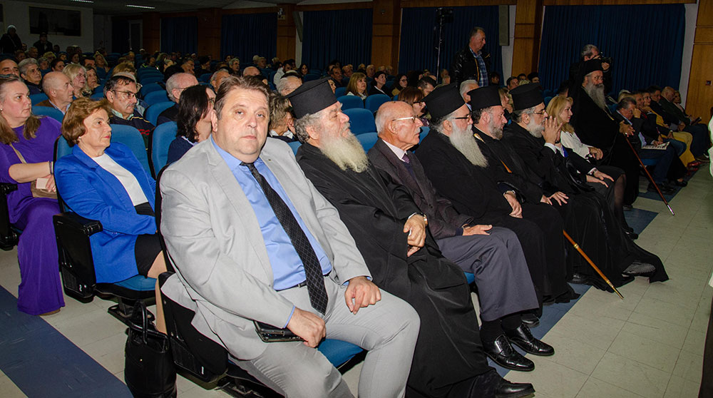 Πλημμύρισε από την «παρουσία» και την «ευωδία» του Αγίου Δημητρίου του Μυροβλήτη το Συνεδριακό κέντρο της Κατερίνης στην  πρεμιέρα των εκδηλώσεων της Σχολής Γονέων – Ανοικτό Πανεπιστήμιο Κατερίνης με επίσημο ομιλητή και καλεσμένο τον Παναγιώτατο Μητροπολίτη Θεσσαλονίκης κ.κ. ΦΙΛΟΘΕΟ, ο οποίος μίλησε με γλαφυρό και αφοπλιστικό λόγο για τον Προστάτη Άγιο της Θεσσαλονίκης τον Άγιο Δημήτριο.